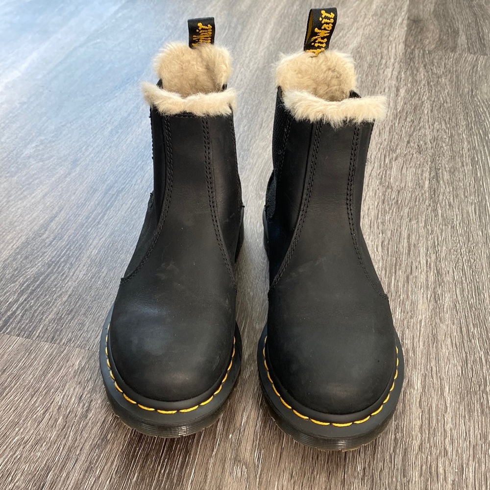 2976 Women’s faux fur lined Chelsea Boots